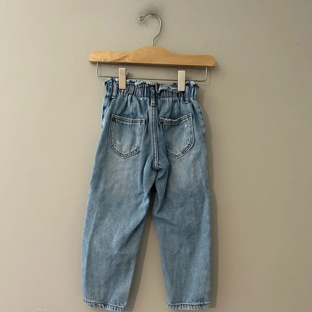 Zara follow us